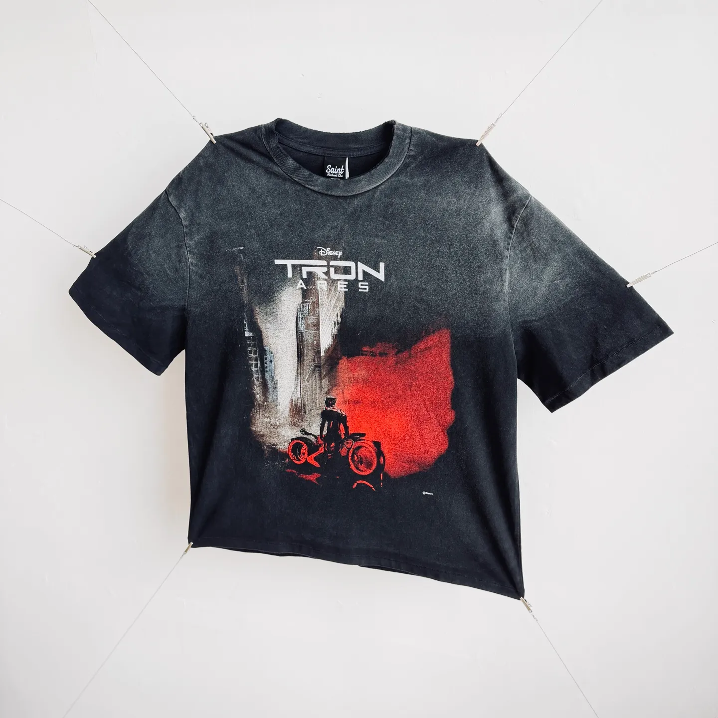 P138 # CTS-107 Saint 26SS "TRON ARES God of War Ares" limited edition. 260g heavyweight pure cotton fabric after washing. Retro single-stitch heaven and earth stitch technology + sandblasting and yeast washing to fade + hand-cut ribs. Size: S M L XL Customized 260g gram weight 100% cotton special washed fabric that is consistent with the original. With the blessing of imitation sun-drying, heavy sandblasting and fading + edge grinding + Assute fermentation and washing, the cotton feel on the surface of the fabric is well presented. Both the texture and feel are ceiling level. After the ready-made garments undergo a series of heavy washing and distressing processes, the retro and high-end sense of the entire garment is directly to the top. The garment making process of the entire garment adopts Saint The most common and complex single-needle sewing process (commonly known as single-thread heaven and earth stitch) among vintage vintage brands such as Michael. The movie "TRON: ARES" is very deep in concept and theme. It subverts the previous setting of the series of "human beings entering the digital world" and instead focuses on "digital existence entering reality". It takes the "emergence" process of Ares ARES from pure program to awakening consciousness as the core, and integrates the concept of "emergence" in biology and informatics. It also uses elements such as Gnostic mythology and Jewish "golem" legends to sublimate the story from a cyberpunk adventure to a philosophical allegory that explores the relationship between human nature and technology. This profound ideological core far exceeds other works of the same type.